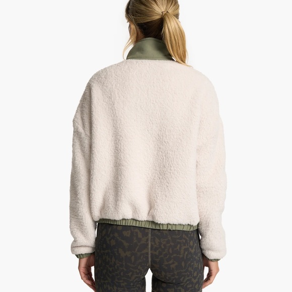 Vuori Cozy Sherpa Popover - Dune - Small - Picture 4 of 13